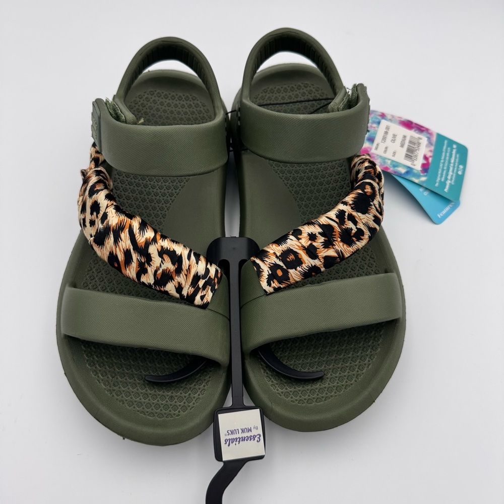 New Essentials by MUK LUKS Surf Girl Sandals size M 7-8 olive & leopard